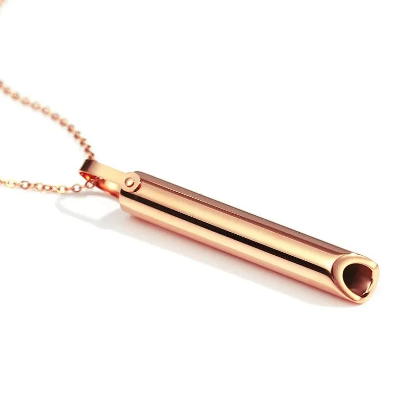 Pendentif en forme de cylindre minimaliste et élégant pour un look subtil.
