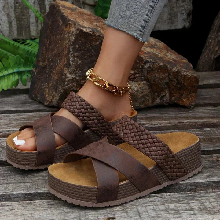 Elaiza - Sandales pour femmes confortables avec une semelle épaisse pour un look tendance et décontracté.