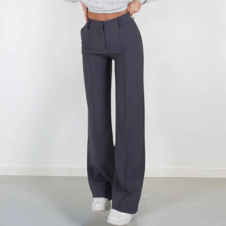 Pantalon élégant pour femmes Arvione avec des jambes évasées à la mode pour un look contemporain.