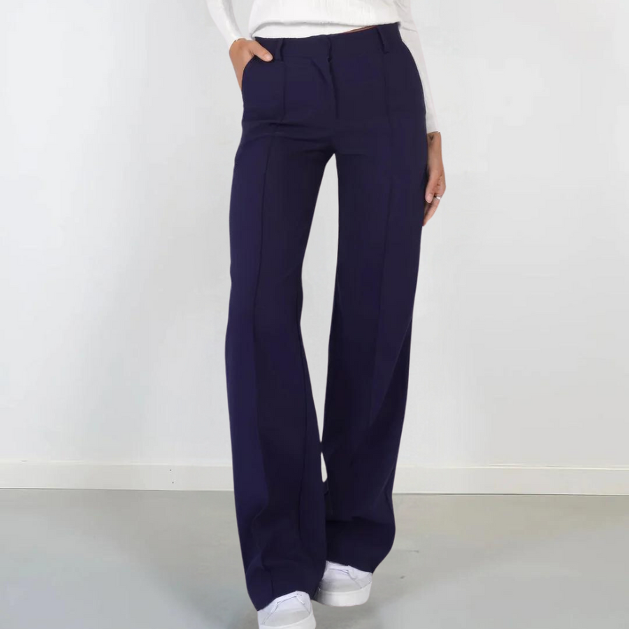 Pantalon élégant pour femmes Arvione avec des jambes évasées à la mode pour un look contemporain.