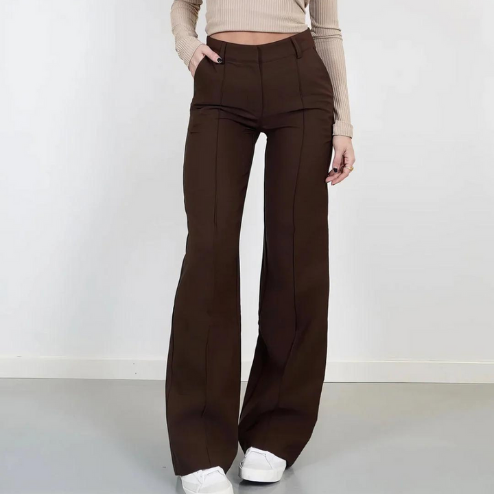 Pantalon élégant pour femmes Arvione avec des jambes évasées à la mode pour un look contemporain.