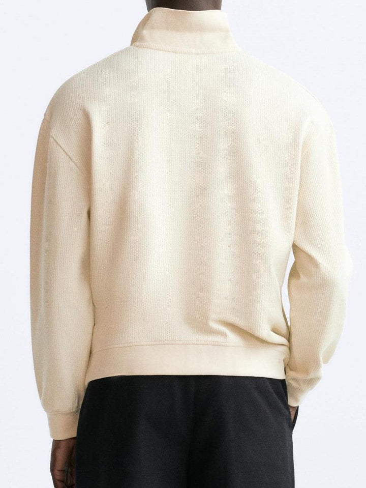Pull-over beige élégant avec col polo pour une allure décontractée et chic.