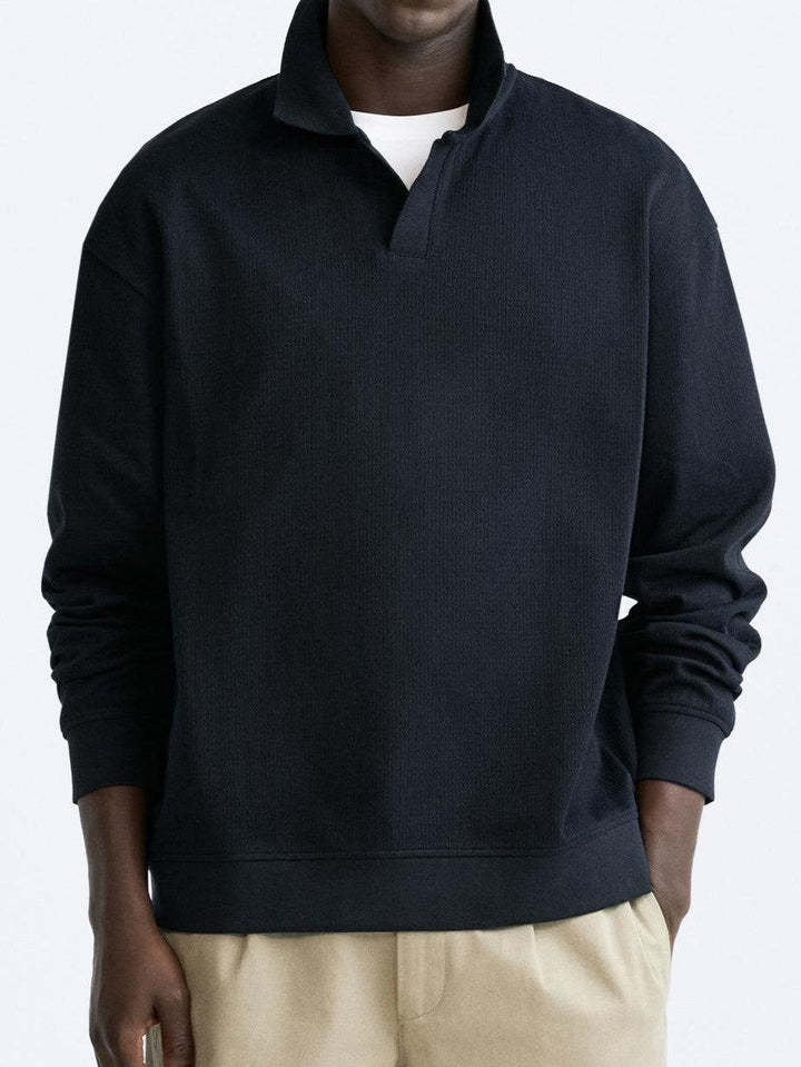 Pull-over beige élégant avec col polo pour une allure décontractée et chic.
