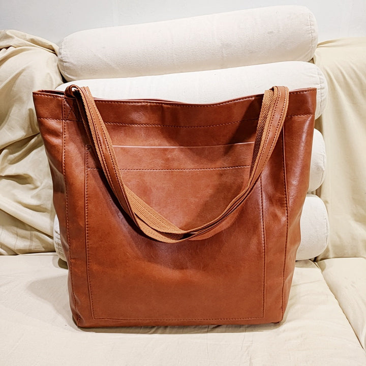 Nova - Élégante sac en cuir avec fermeture par bouton-pression et espace de rangement supplémentaire.