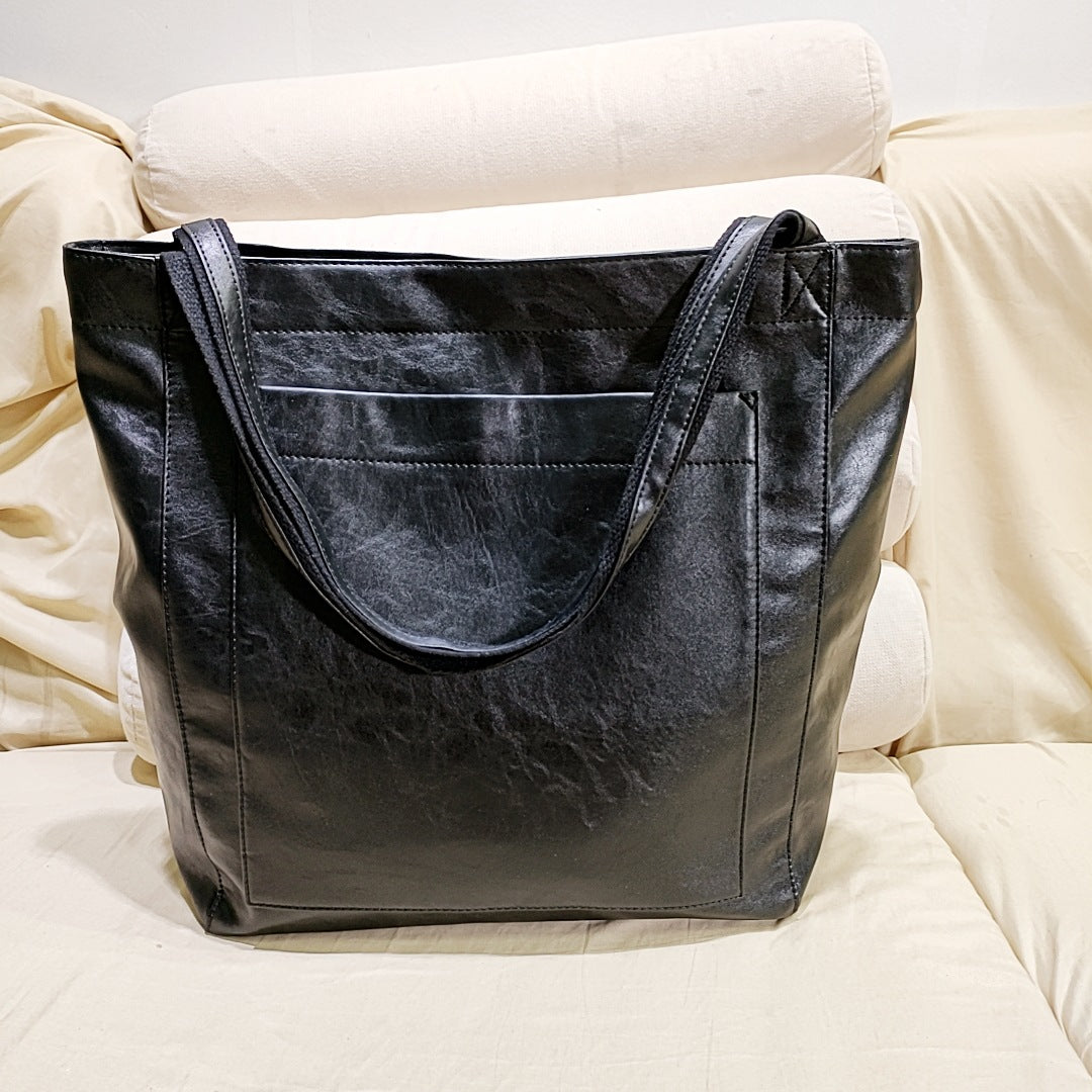Nova - Élégante sac en cuir avec fermeture par bouton-pression et espace de rangement supplémentaire.