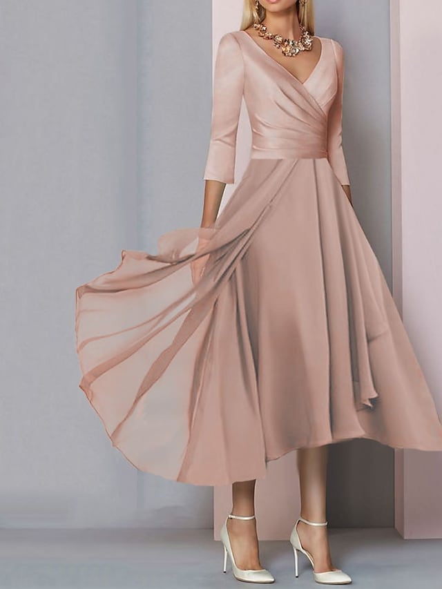Robe de chambre enveloppante en soie Caelia Luxe pour femmes - Manches longues et ourlet élégant.