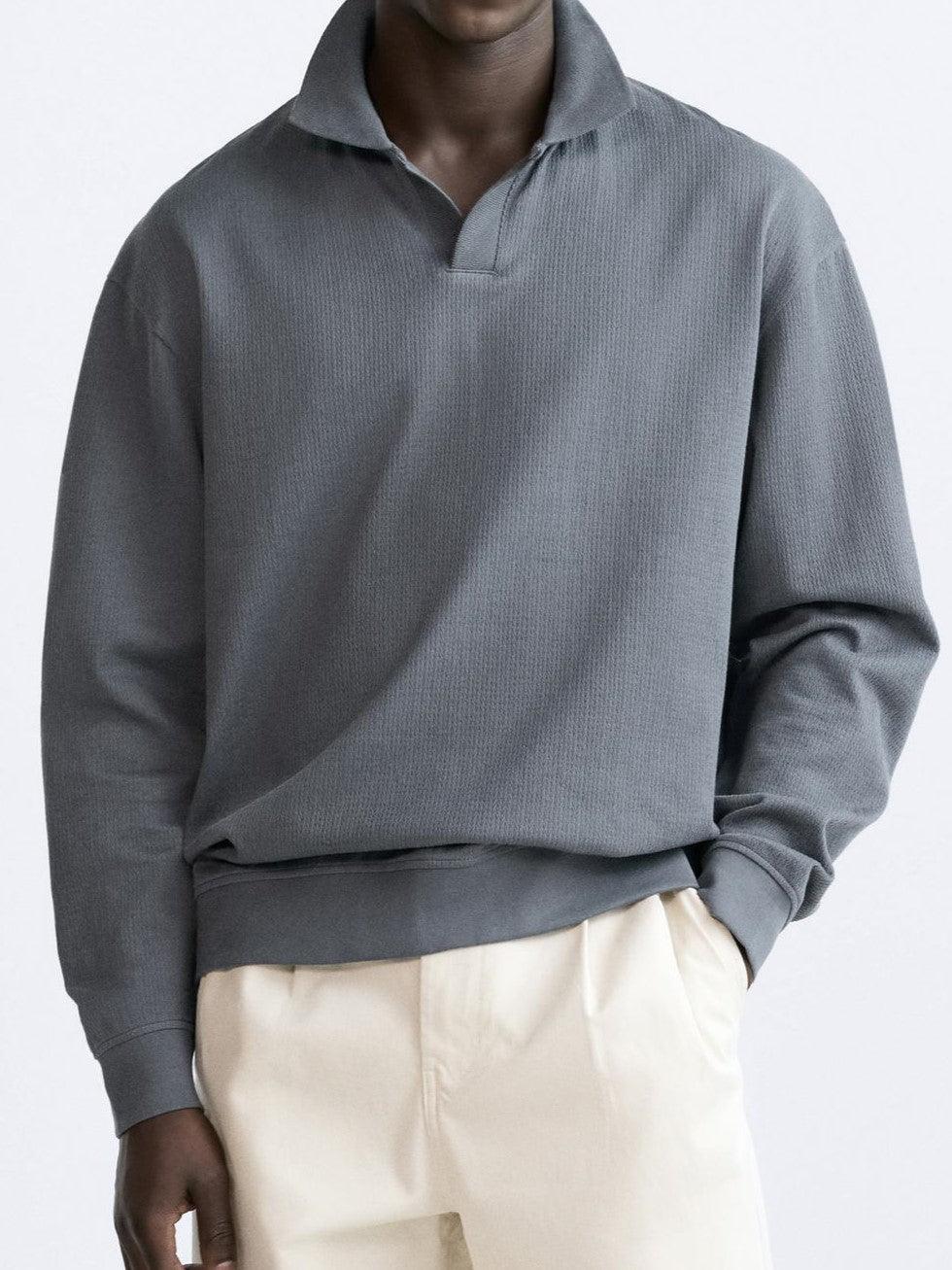 Pull-over beige élégant avec col polo pour une allure décontractée et chic.
