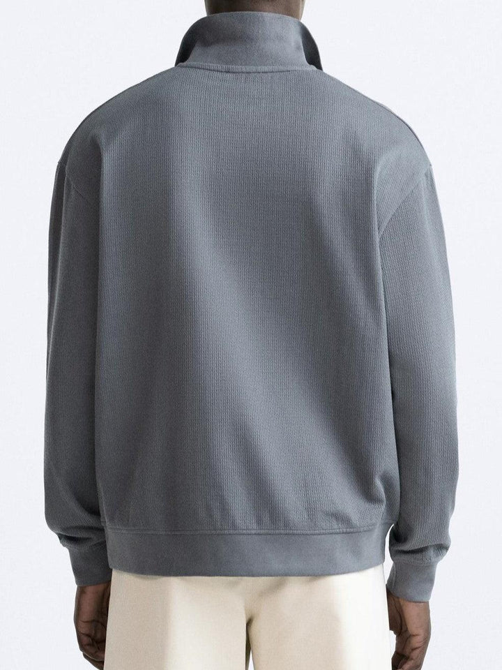 Pull-over beige élégant avec col polo pour une allure décontractée et chic.