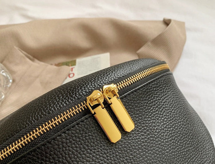 Zivora élégante banane en cuir avec une seule fermeture éclair pour un mélange parfait de fonctionnalité et d'élégance.